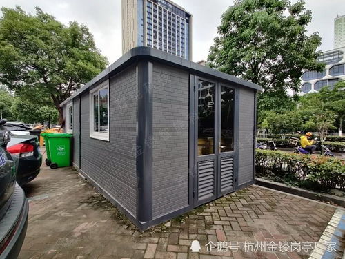 在杭州濱江七彩城有一座可移動的垃圾房,每天收集擺放各種垃圾